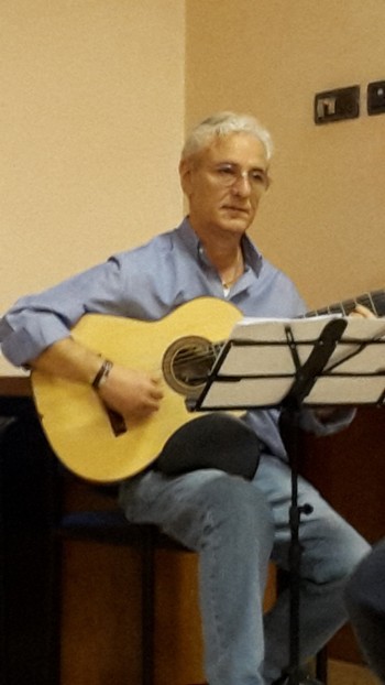Gianni Mottola con la sua chitarra classica